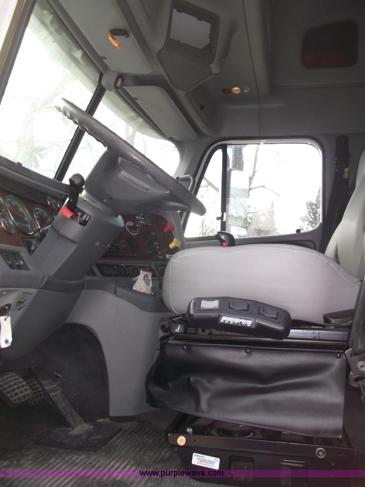 image for item B5076 2004 Freightliner ST120 semi truck