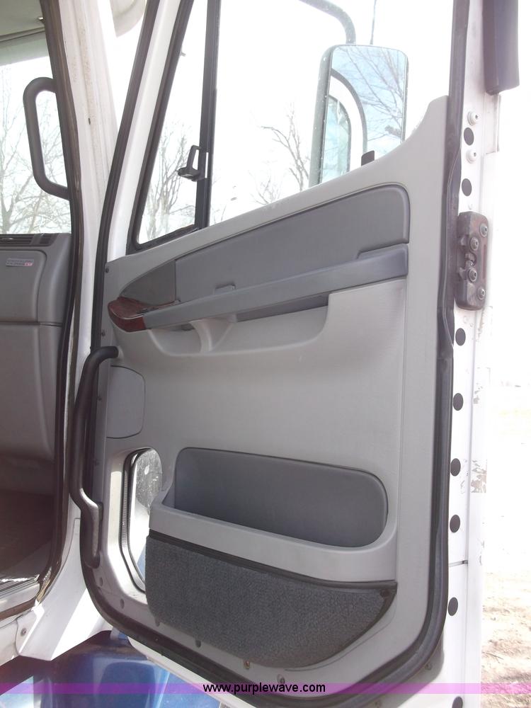 image for item B5076 2004 Freightliner ST120 semi truck