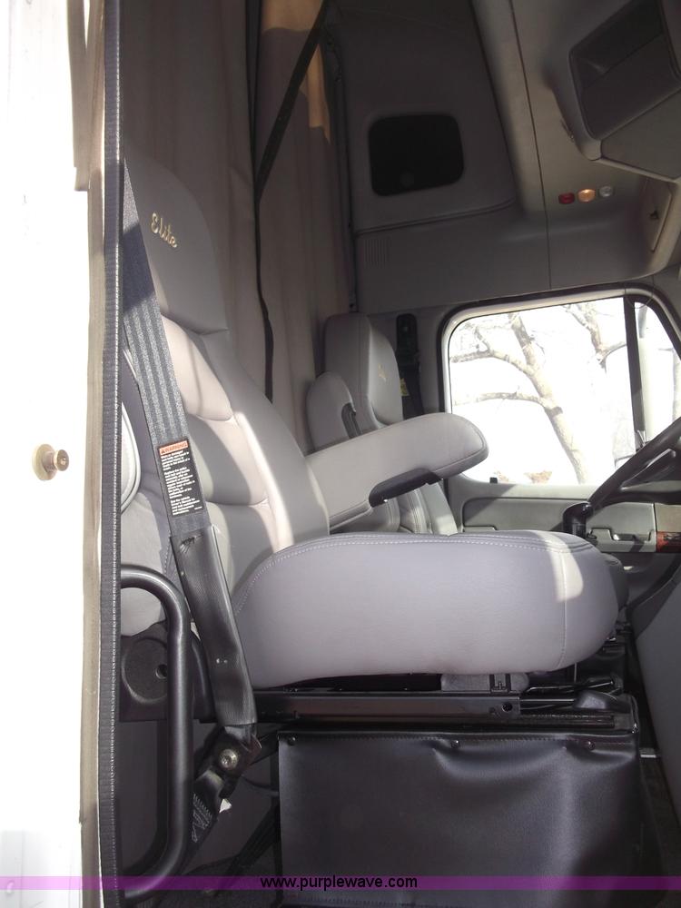 image for item B5076 2004 Freightliner ST120 semi truck