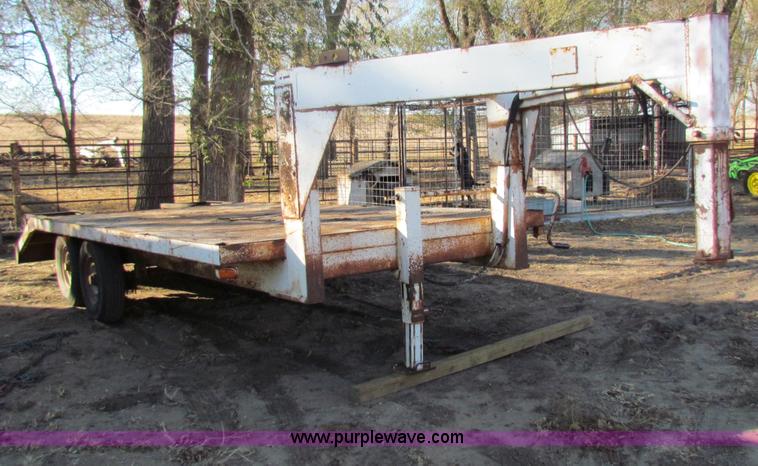 image for item B7028 1979 Gold 20' gooseneck trailer