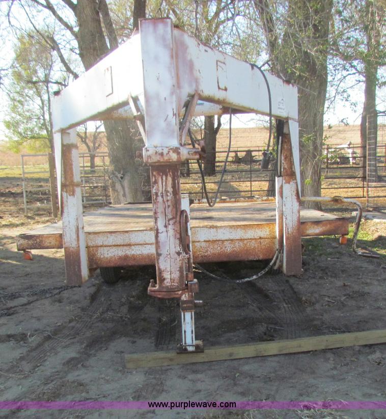 image for item B7028 1979 Gold 20' gooseneck trailer