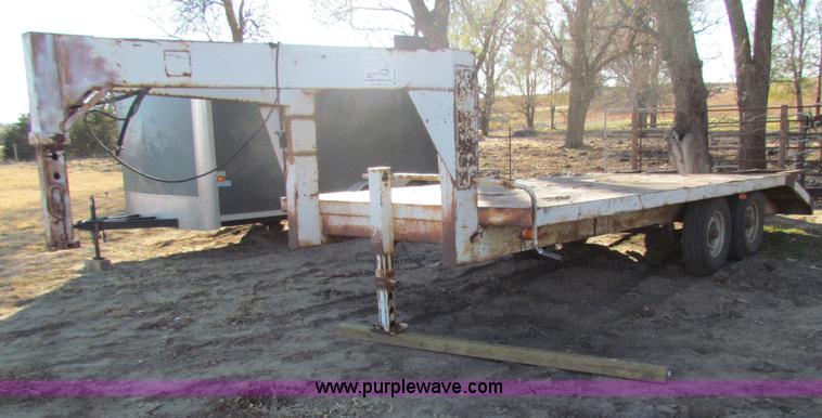 image for item B7028 1979 Gold 20' gooseneck trailer