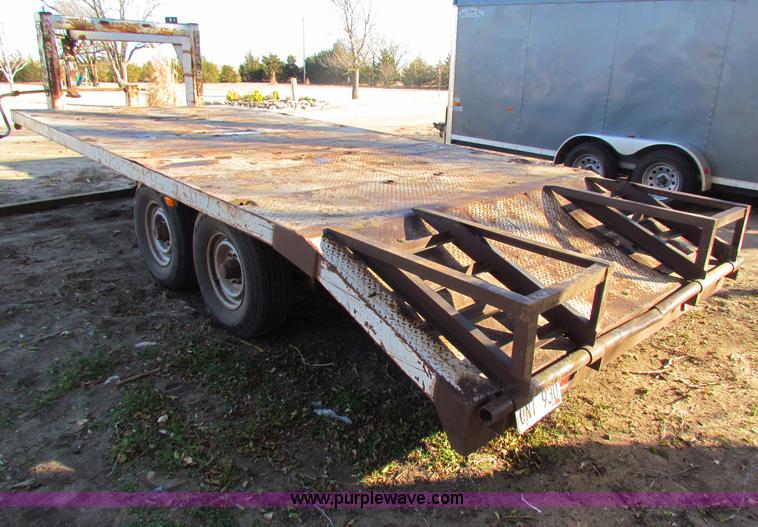 image for item B7028 1979 Gold 20' gooseneck trailer