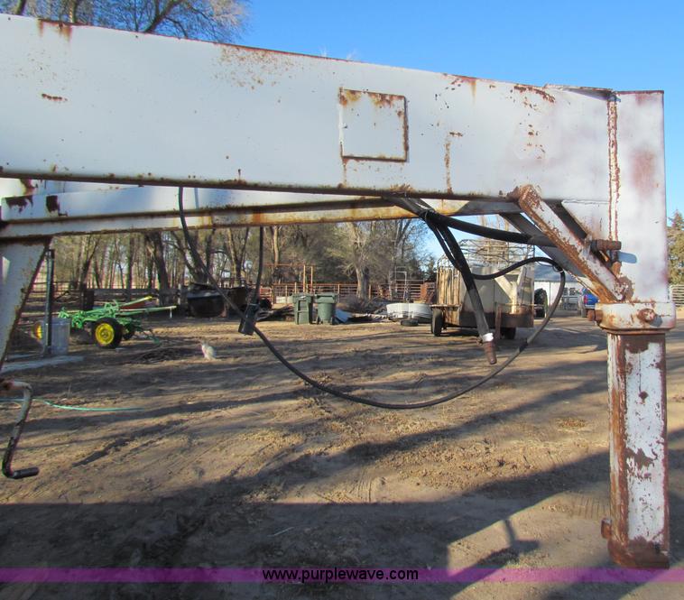 image for item B7028 1979 Gold 20' gooseneck trailer