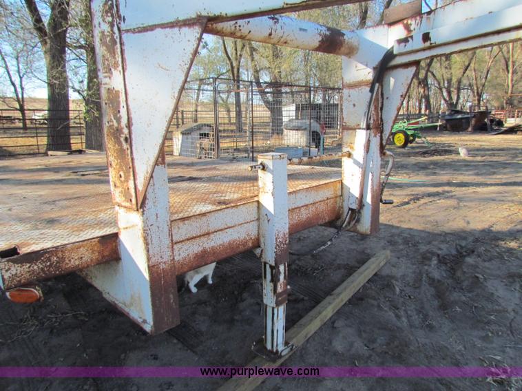 image for item B7028 1979 Gold 20' gooseneck trailer