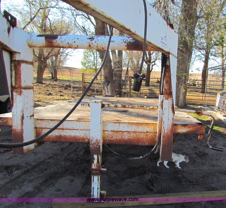 image for item B7028 1979 Gold 20' gooseneck trailer