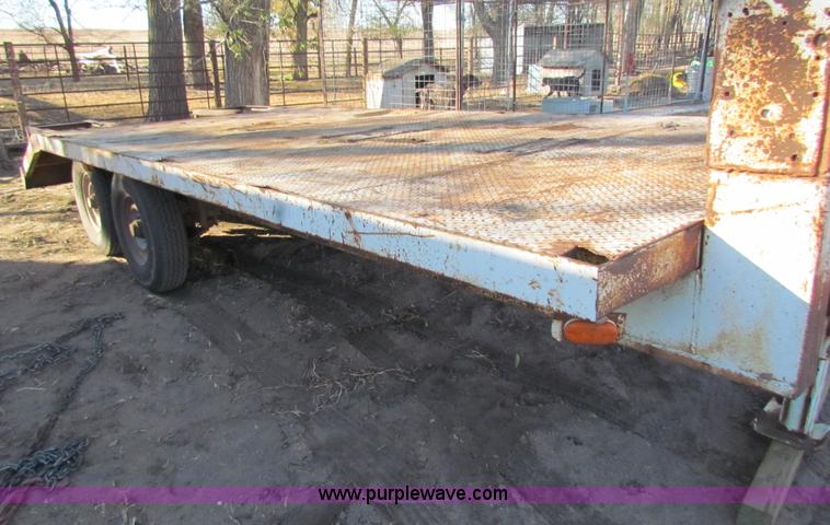 image for item B7028 1979 Gold 20' gooseneck trailer