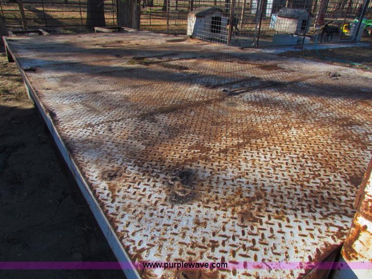 image for item B7028 1979 Gold 20' gooseneck trailer