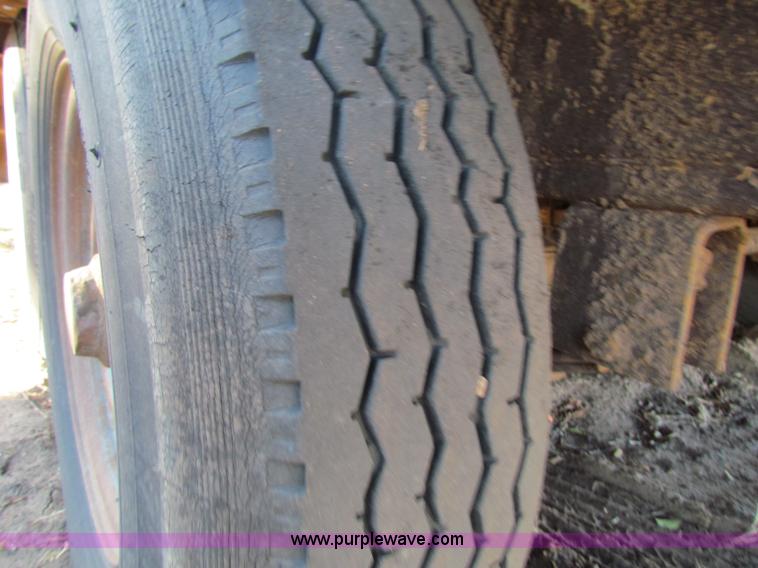 image for item B7028 1979 Gold 20' gooseneck trailer