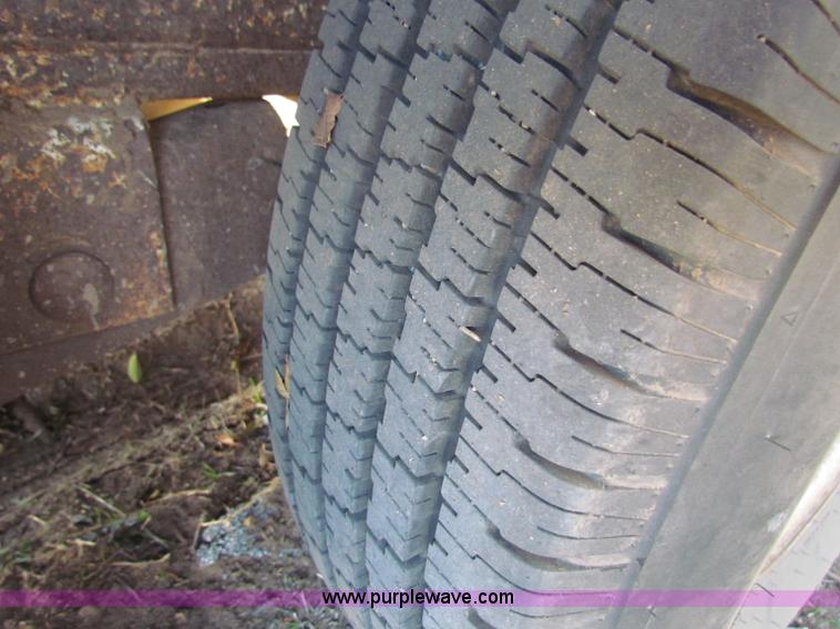 image for item B7028 1979 Gold 20' gooseneck trailer