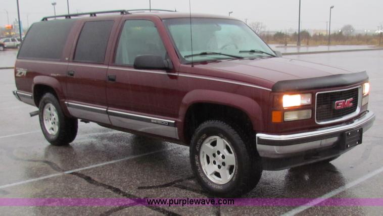 image for item B7044 1998 GMC Suburban SUV