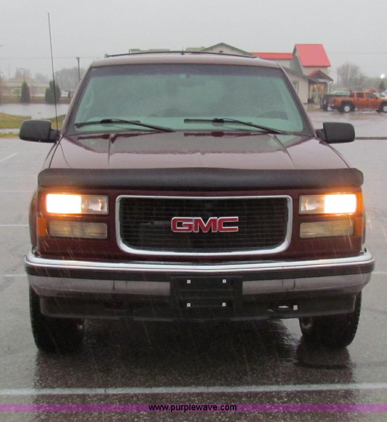 image for item B7044 1998 GMC Suburban SUV