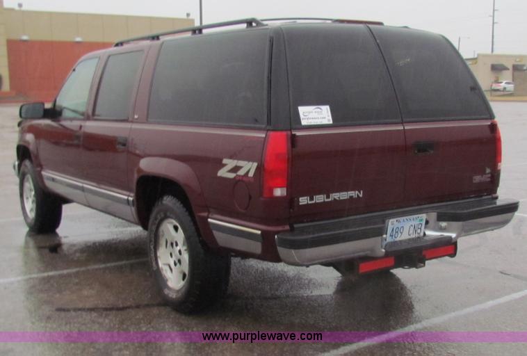 image for item B7044 1998 GMC Suburban SUV
