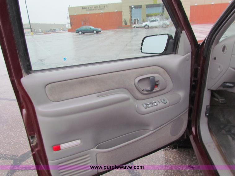 image for item B7044 1998 GMC Suburban SUV