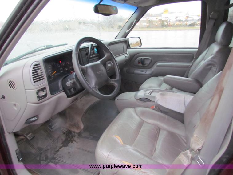 image for item B7044 1998 GMC Suburban SUV