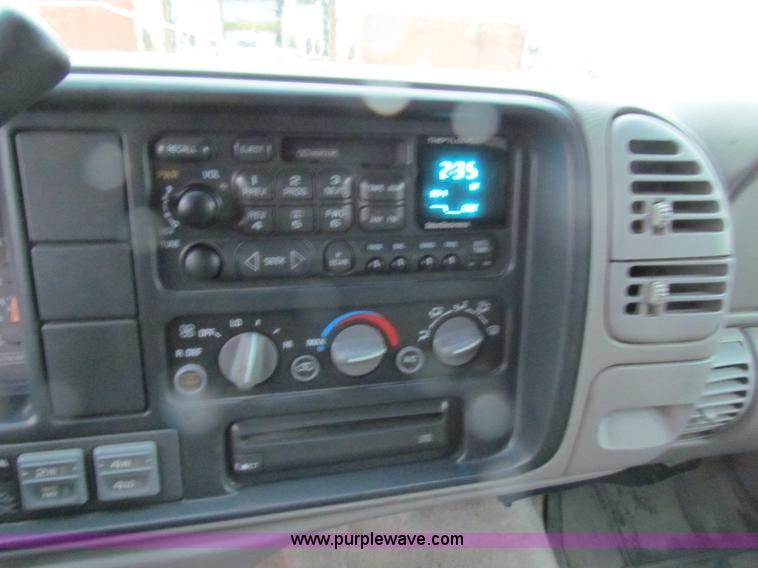 image for item B7044 1998 GMC Suburban SUV