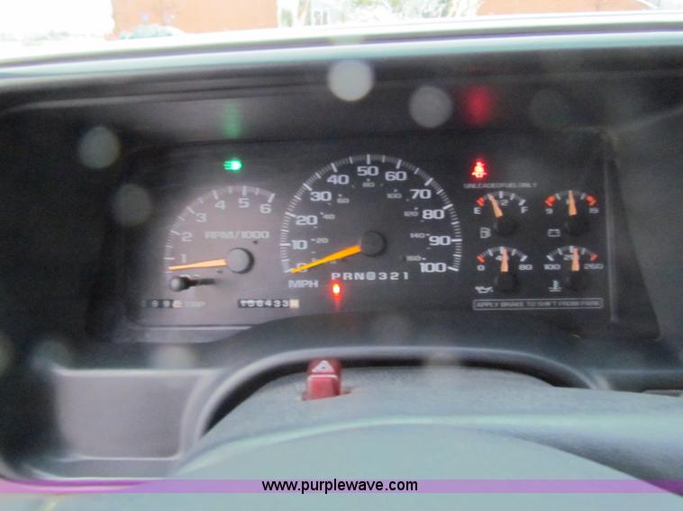 image for item B7044 1998 GMC Suburban SUV