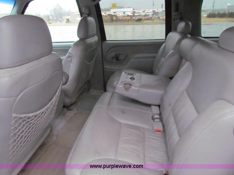 image for item B7044 1998 GMC Suburban SUV