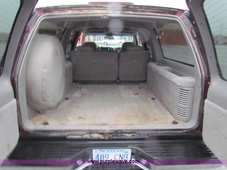 image for item B7044 1998 GMC Suburban SUV