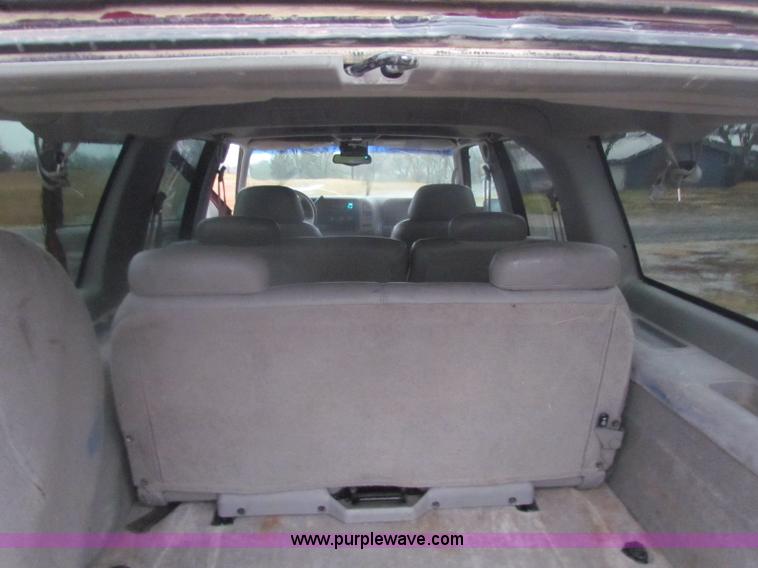 image for item B7044 1998 GMC Suburban SUV