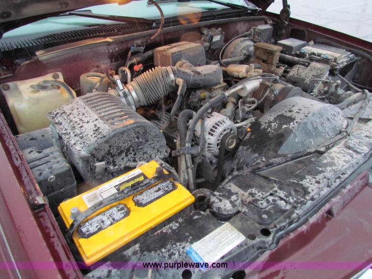 image for item B7044 1998 GMC Suburban SUV