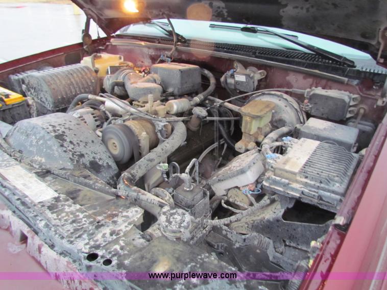 image for item B7044 1998 GMC Suburban SUV