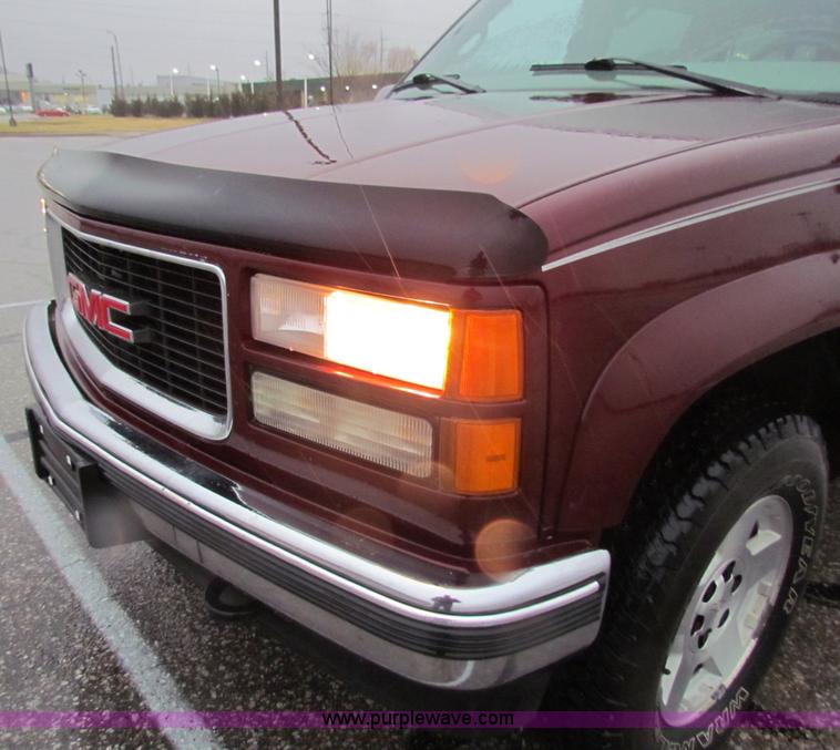 image for item B7044 1998 GMC Suburban SUV