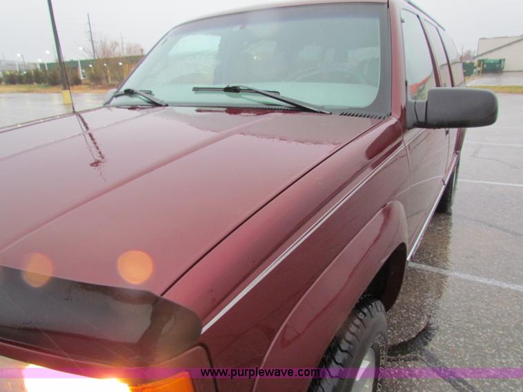 image for item B7044 1998 GMC Suburban SUV
