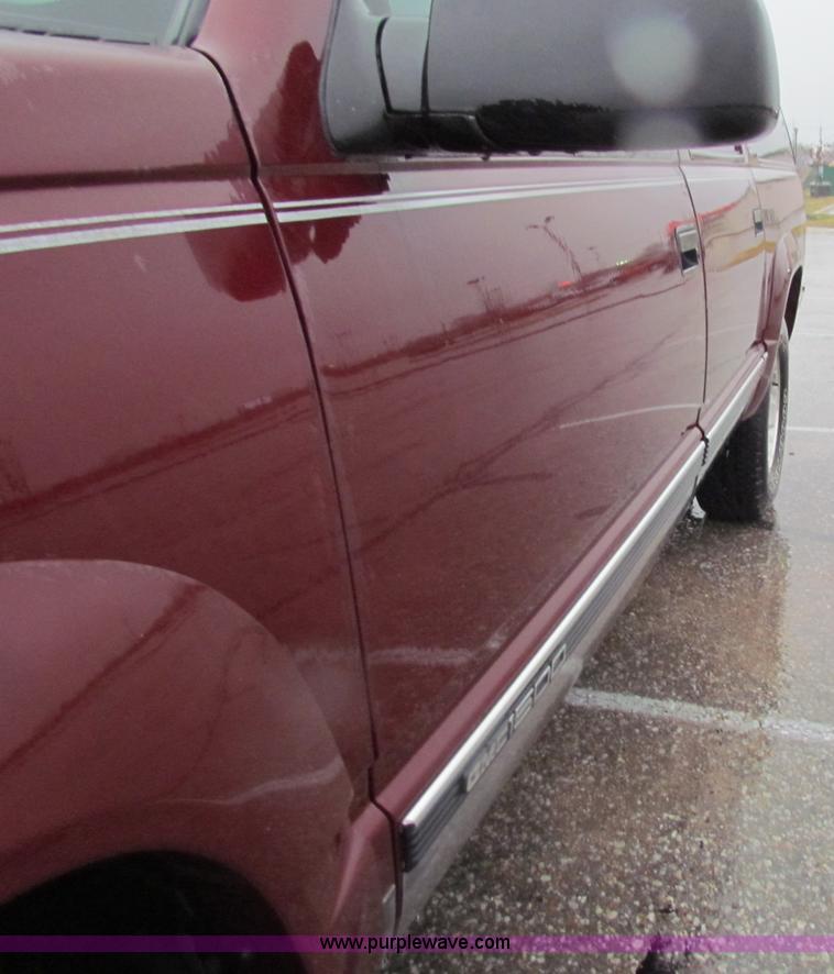 image for item B7044 1998 GMC Suburban SUV