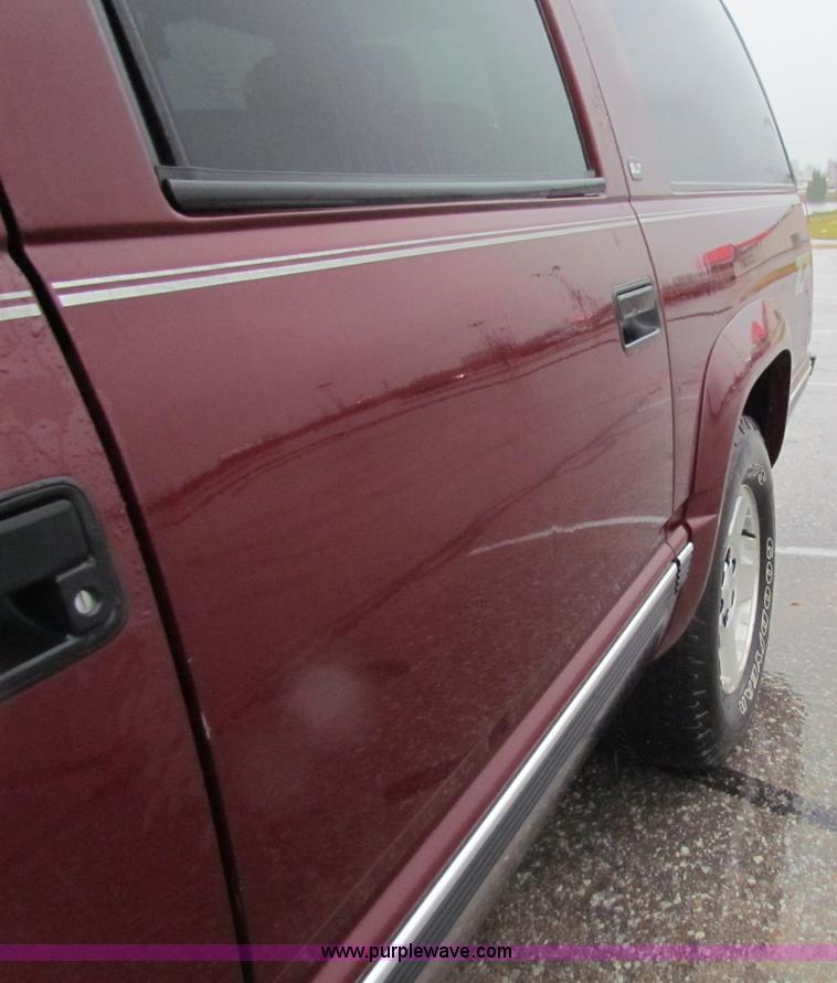 image for item B7044 1998 GMC Suburban SUV