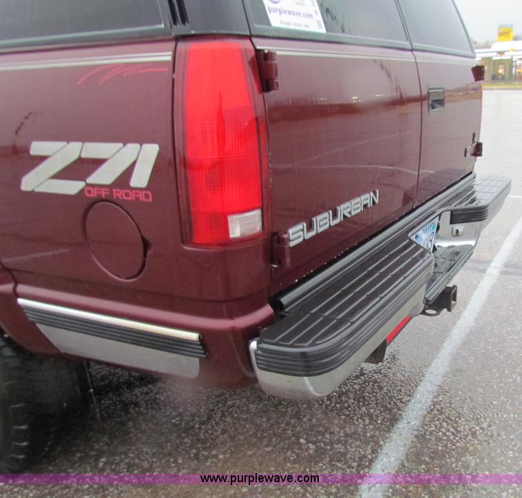 image for item B7044 1998 GMC Suburban SUV