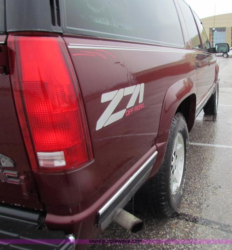 image for item B7044 1998 GMC Suburban SUV