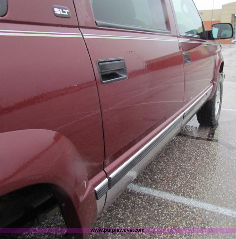 image for item B7044 1998 GMC Suburban SUV