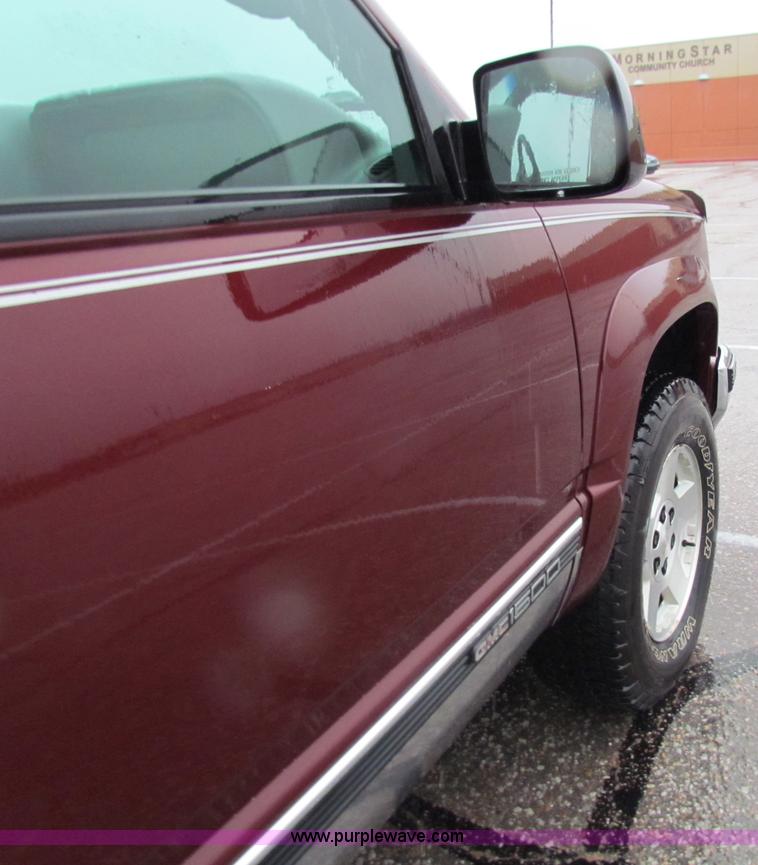 image for item B7044 1998 GMC Suburban SUV