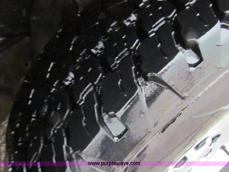 image for item B7044 1998 GMC Suburban SUV