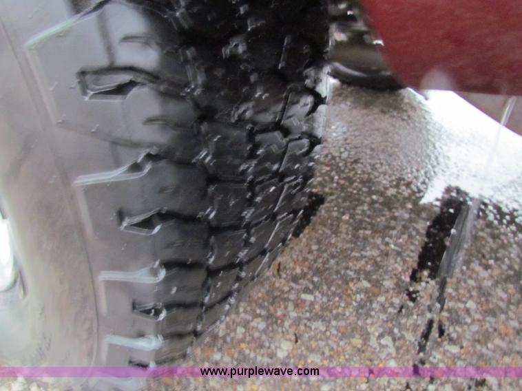 image for item B7044 1998 GMC Suburban SUV