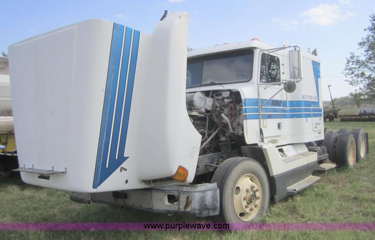 image for item C5085 1994 Freightliner FLD semi truck