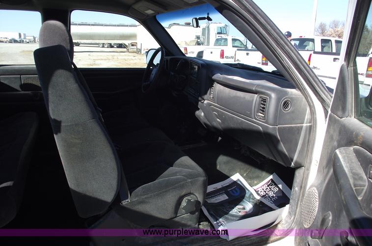 image for item C5884 2000 GMC Sierra 1500 SL extended cab pickup truck