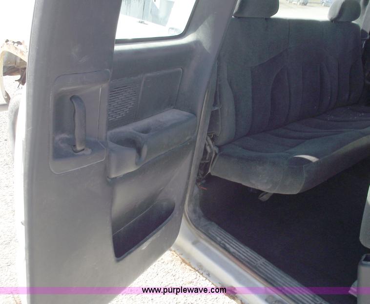 image for item C5884 2000 GMC Sierra 1500 SL extended cab pickup truck