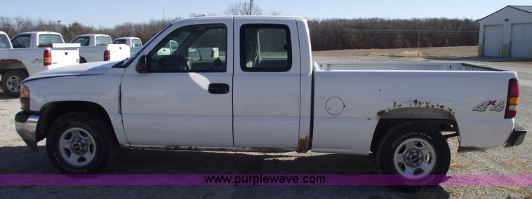 image for item C5886 2002 GMC Sierra 1500 extended cab pickup truck