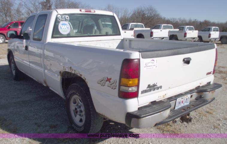 image for item C5886 2002 GMC Sierra 1500 extended cab pickup truck