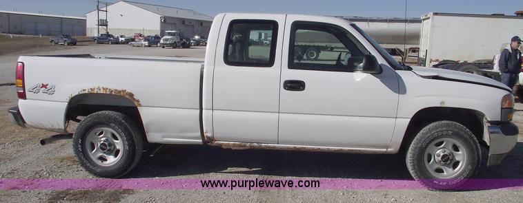 image for item C5886 2002 GMC Sierra 1500 extended cab pickup truck