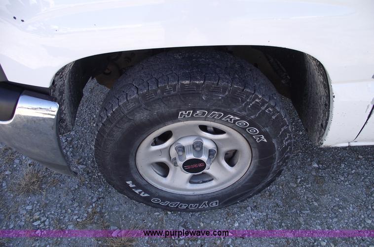 image for item C5886 2002 GMC Sierra 1500 extended cab pickup truck