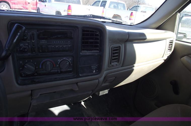 image for item C5886 2002 GMC Sierra 1500 extended cab pickup truck