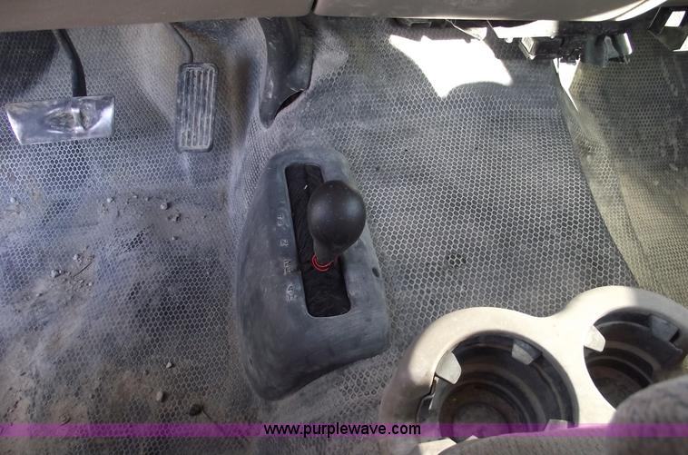 image for item C5886 2002 GMC Sierra 1500 extended cab pickup truck