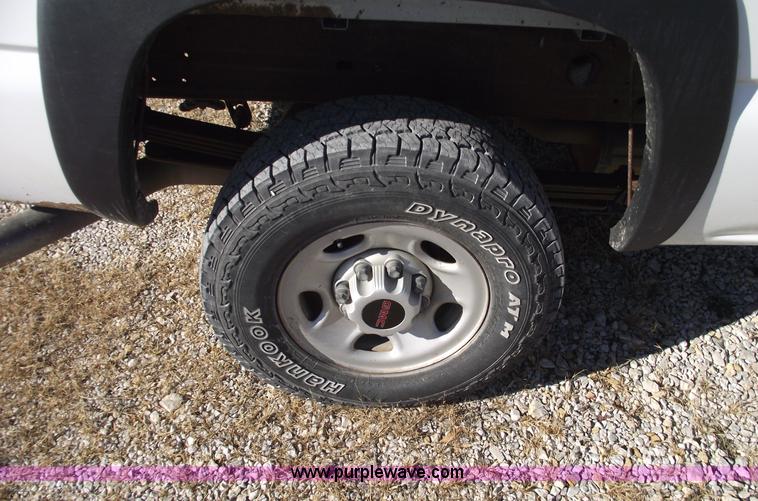 image for item C5888 2002 GMC Sierra 2500HD pickup truck