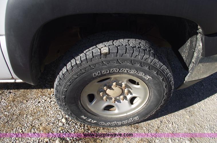 image for item C5888 2002 GMC Sierra 2500HD pickup truck