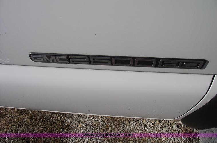 image for item C5888 2002 GMC Sierra 2500HD pickup truck