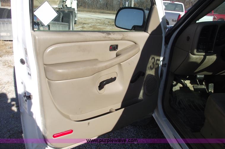 image for item C5888 2002 GMC Sierra 2500HD pickup truck