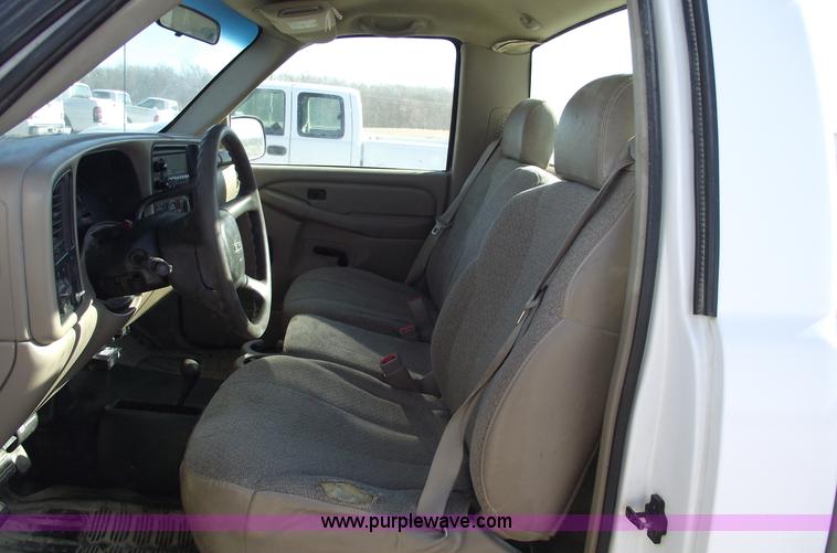 image for item C5888 2002 GMC Sierra 2500HD pickup truck